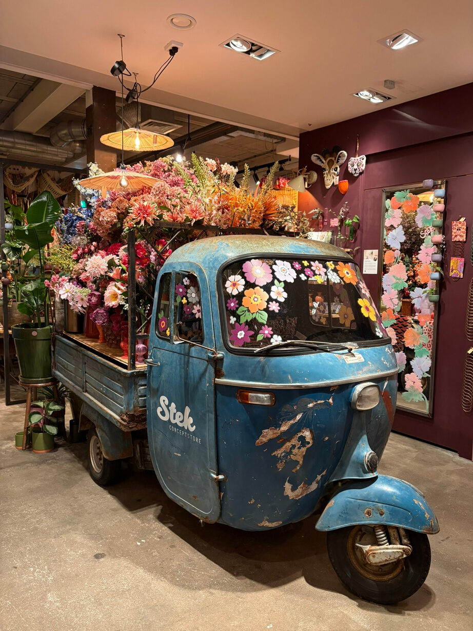 Stek Conceptstore in de Weverstraat van Den Burg: vintage tuktuk vol bloemen.